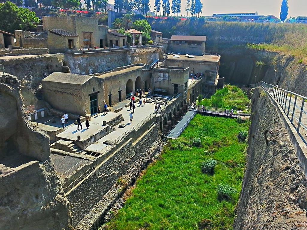Herculaneum, photo taken between October 2014 and November 2019.
Looking east along area of beachfront, below the Sacred Area. Photo courtesy of Giuseppe Ciaramella.